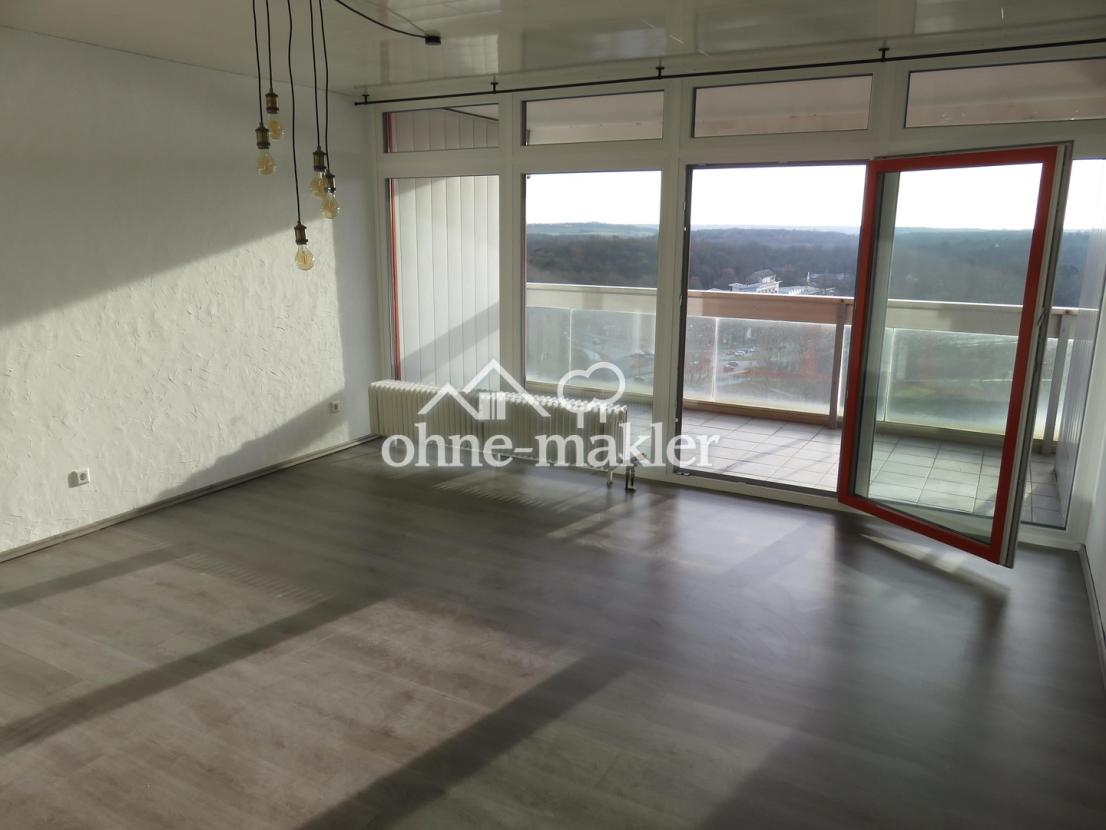 Wohnzimmer mit Balkon