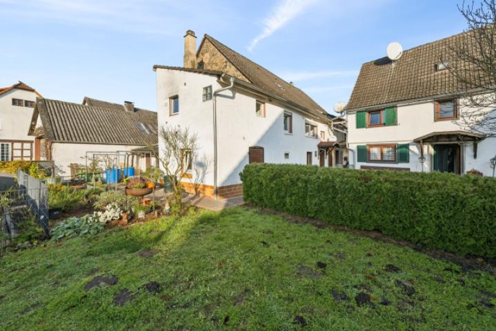 2 Häuser mit Gärtchen und Hof