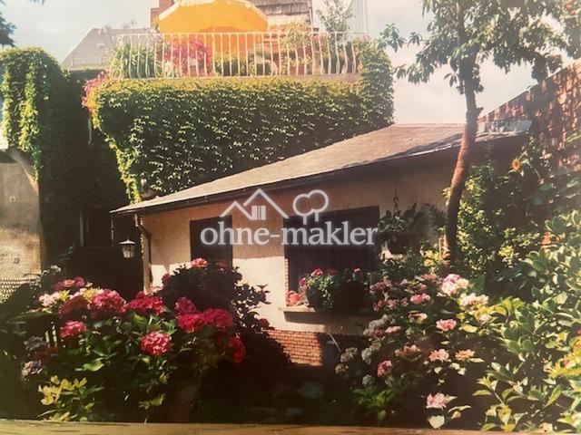 Blick aus Garten zur Terrasse