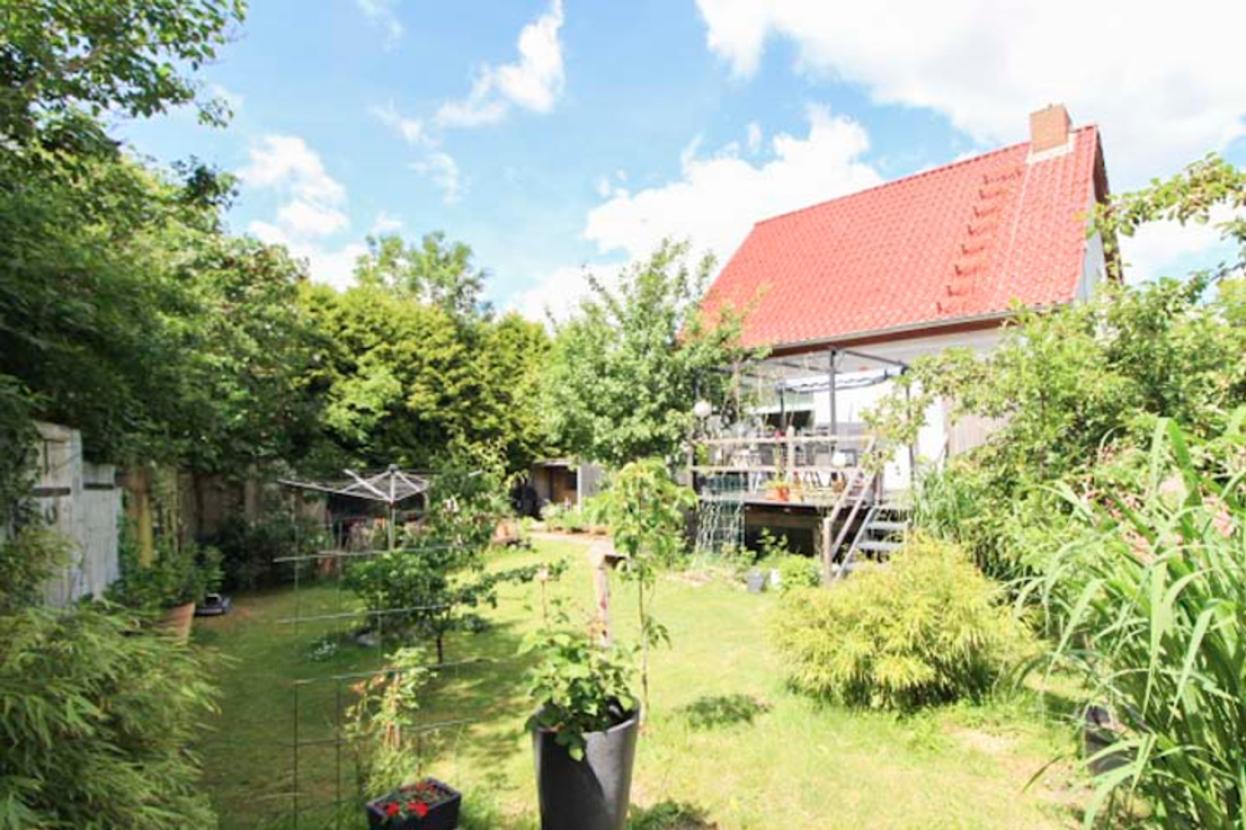 Blick auf die Terrasse vom Grundstück