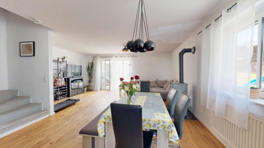 Wohnzimmer mit Esszimmer