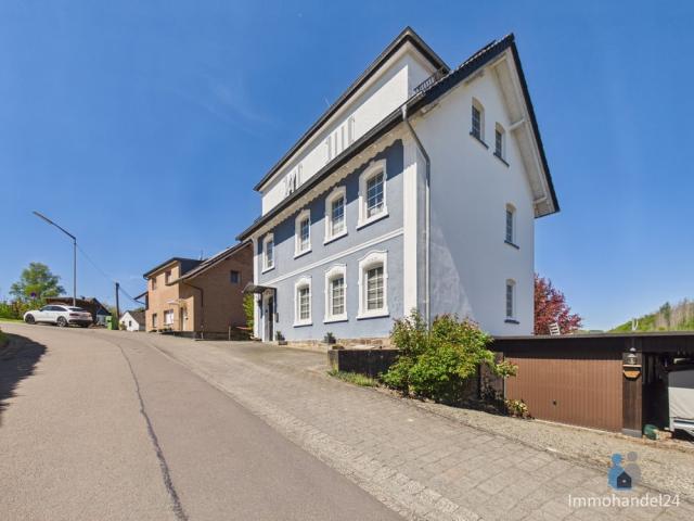 Seitenansicht mit Garage 
