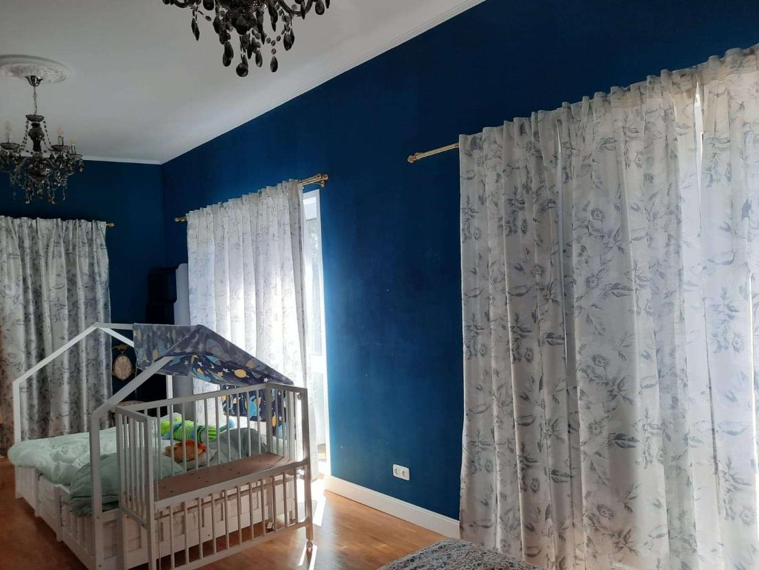 geräumiges helles Schlafzimmer