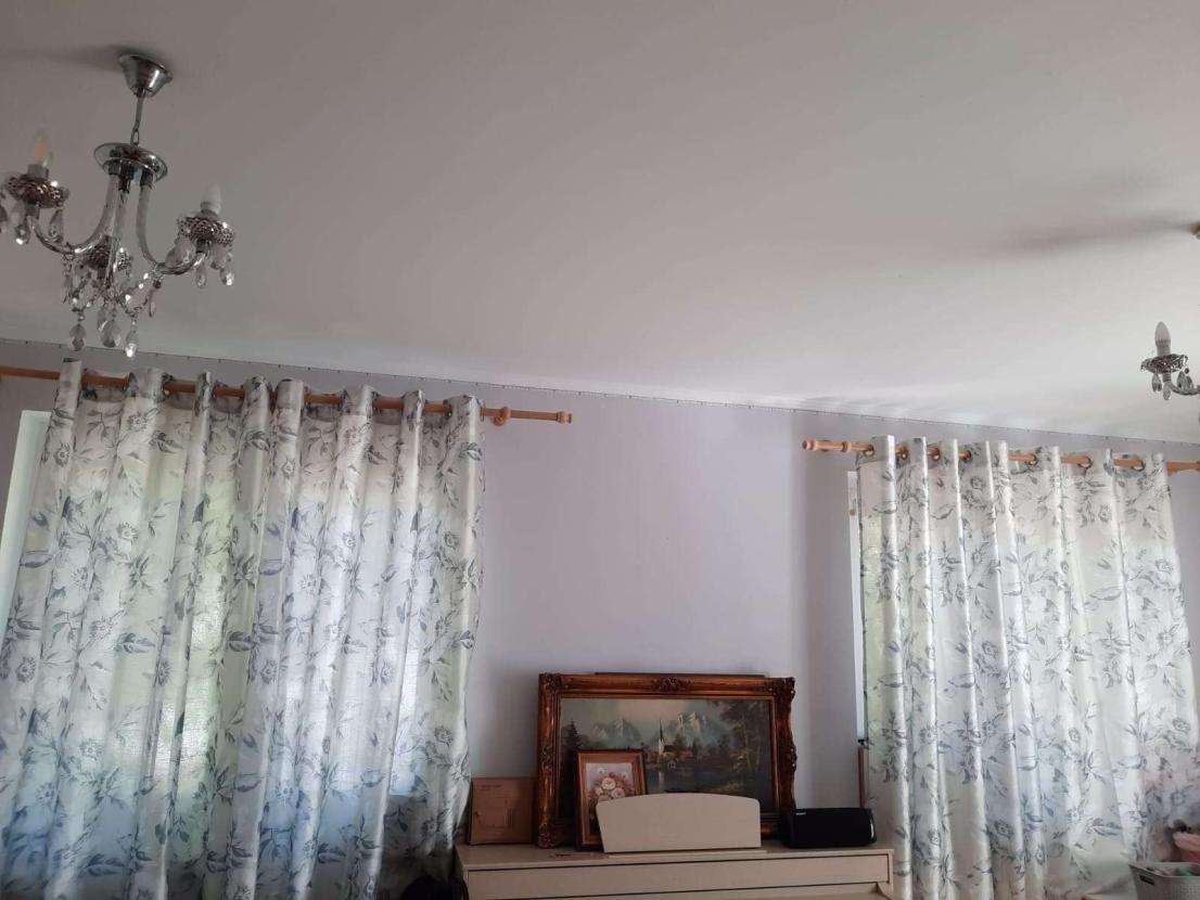großzügiges lichtdurchflutetes Zimmer im OG