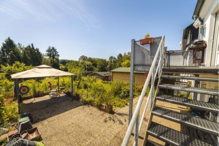 Terrasse mit Zugang zum Balkon