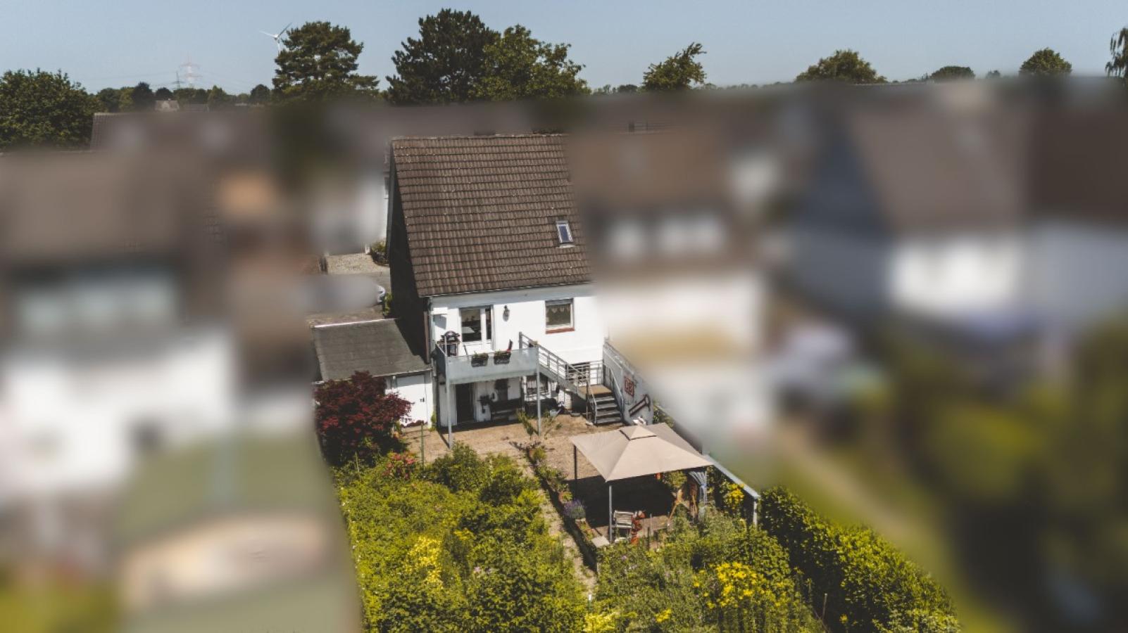 Drohnenaufnahme Hausansicht Garten