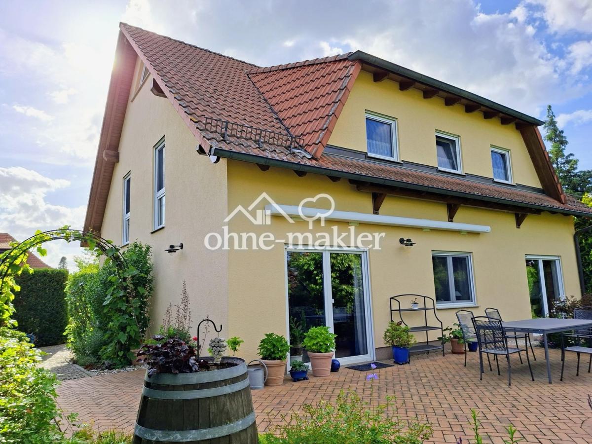 Gartenseite mit Terrasse