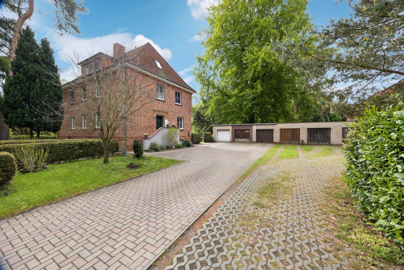 Hausansicht mit Garagen