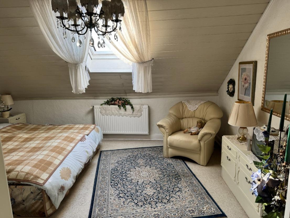 Schlafzimmer (DG)
