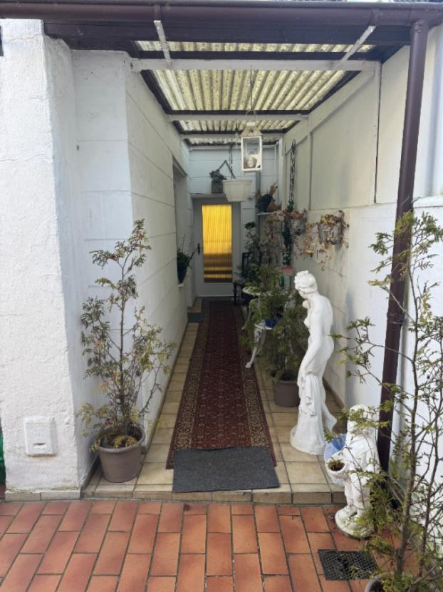 überdachter Durchgang Haus zum Garten