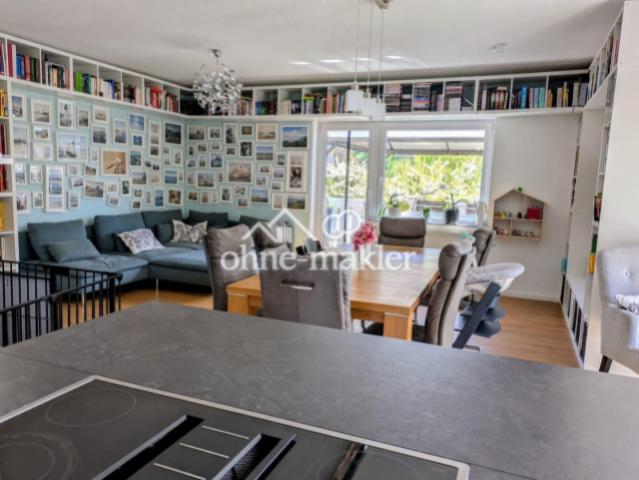 Blick von Küche ins Wohnzimmer