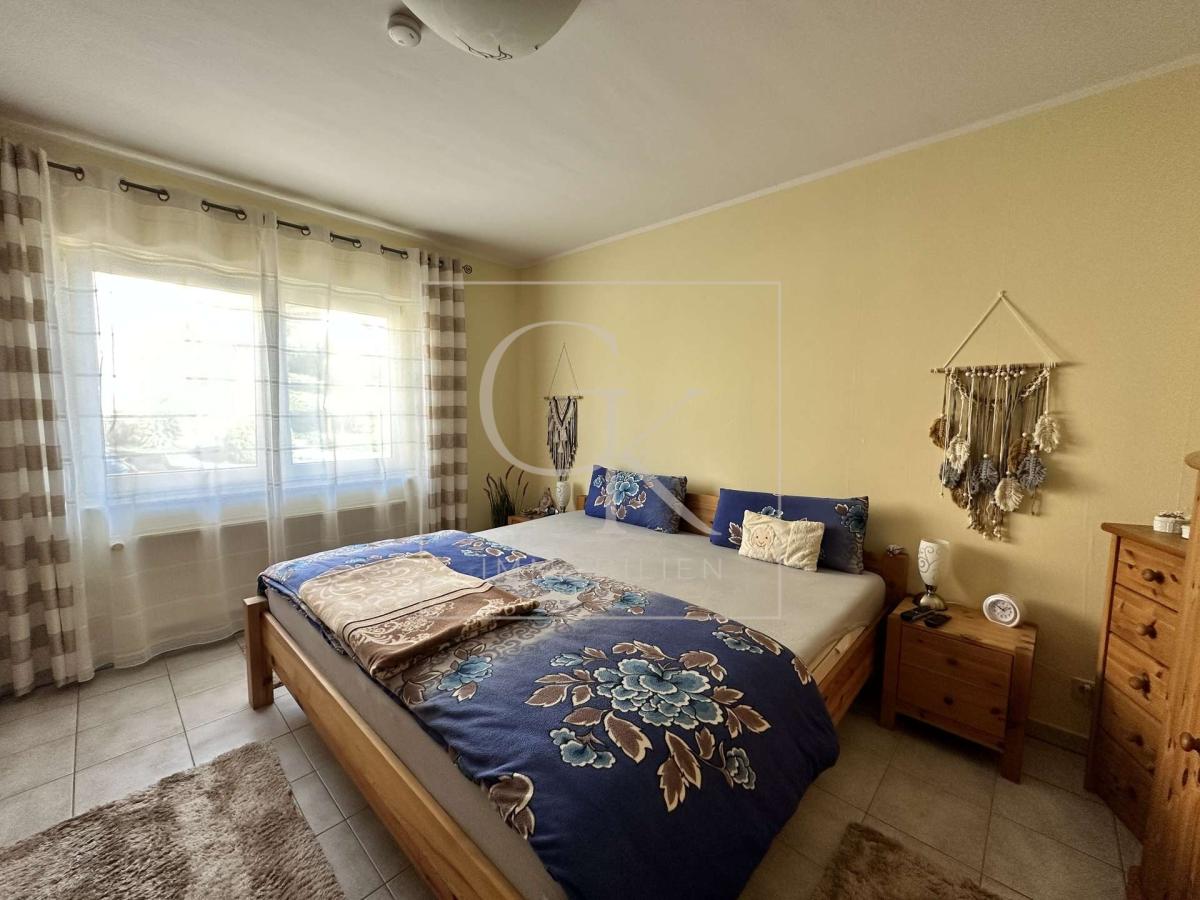 Zimmer Wohnung EG links
