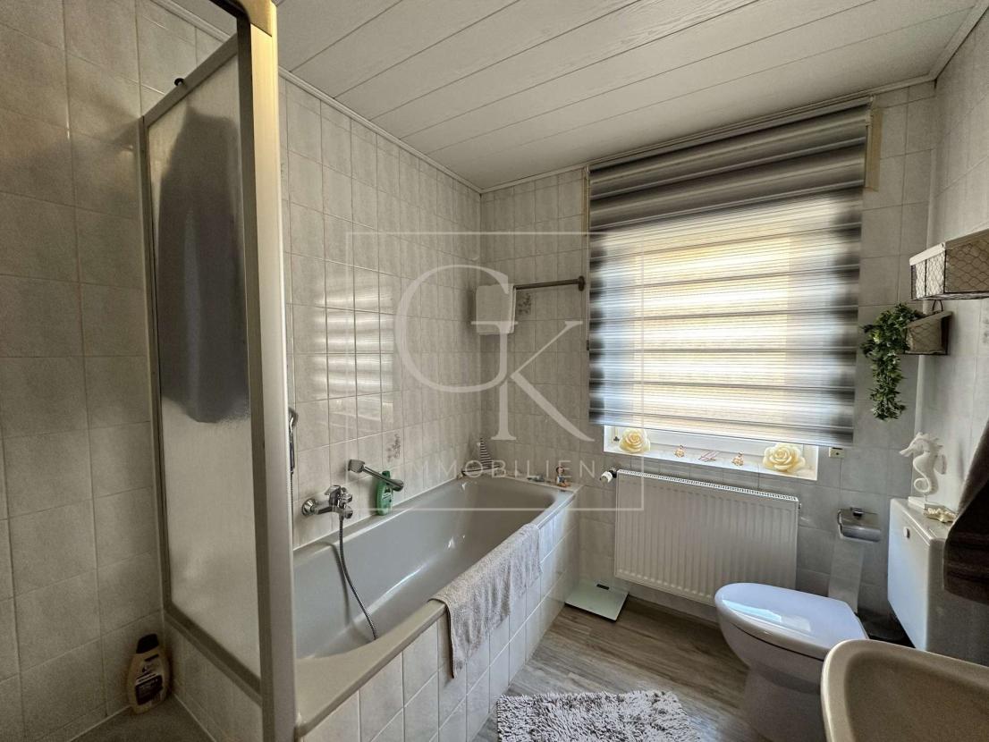 Dusch-/ Wannenbad Wohnung links
