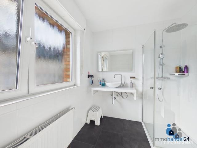 Bad mit Fenster, Dusche, Wanne