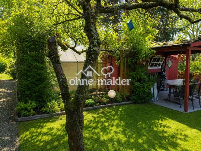 Garten und überdachte Terrasse