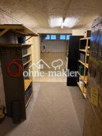 Kleiner Keller mit Regalen