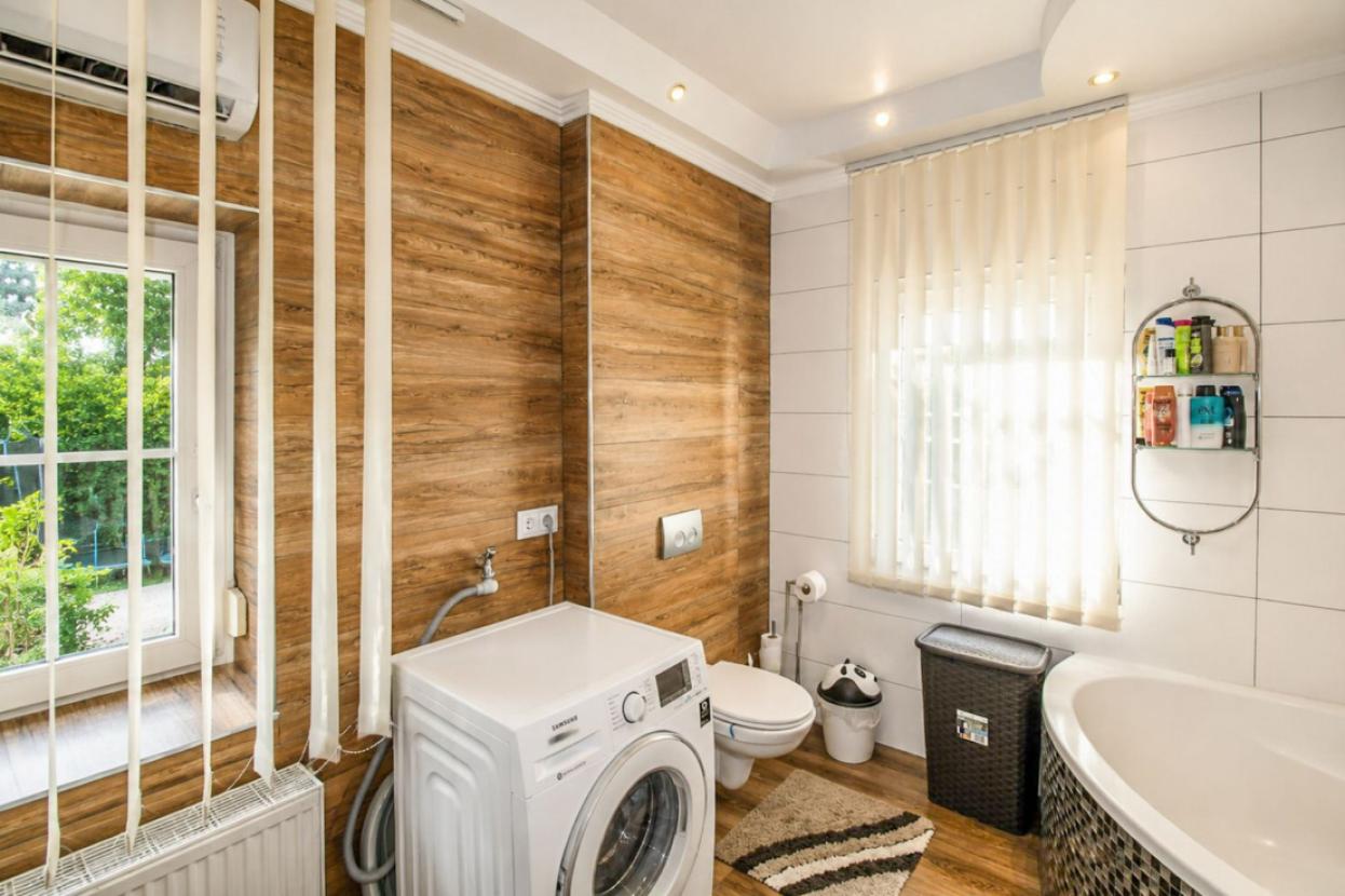 Badezimmer mit Badewanne