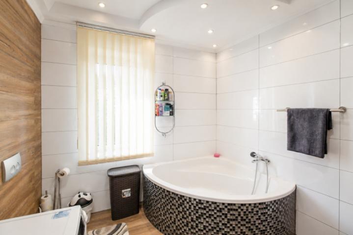 Badezimmer mit Badewanne(1)
