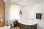 Badezimmer mit Badewanne(1)