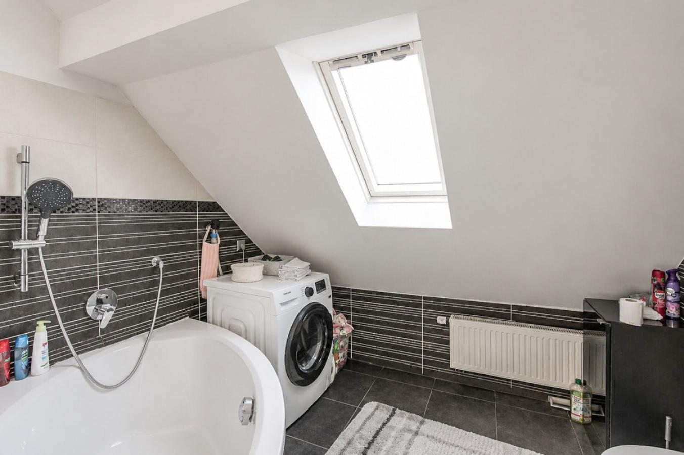 Badezimmer im DG