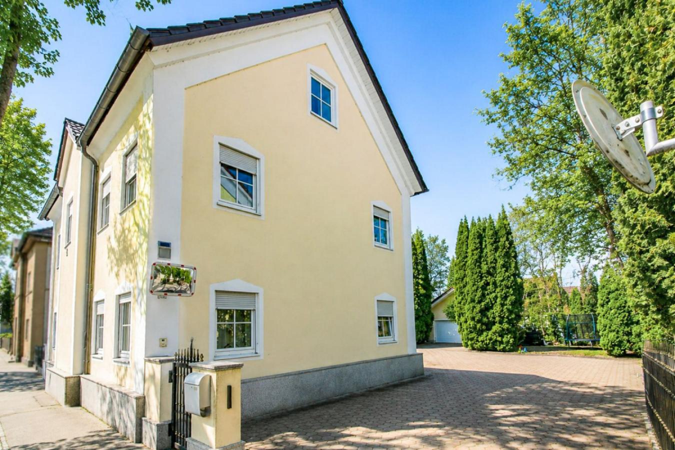 Einfahrt mit Haus