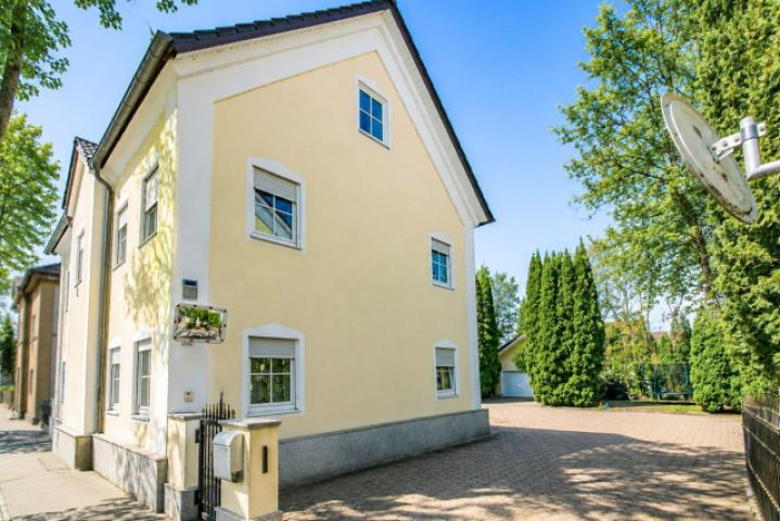 Einfahrt mit Haus