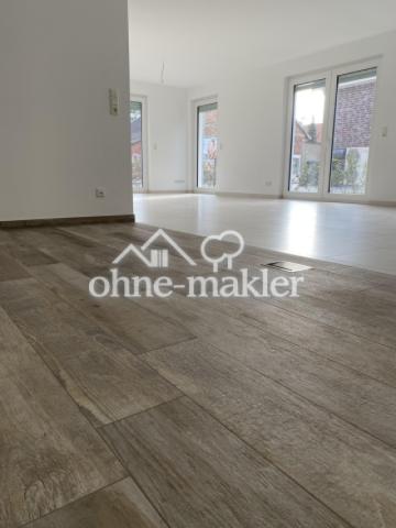 Blick von Küche ins Wohnzimmer