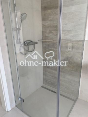 Hauptbad mit Dusche und Wanne