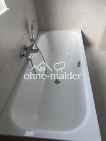 Hauptbad mit Dusche und Wanne