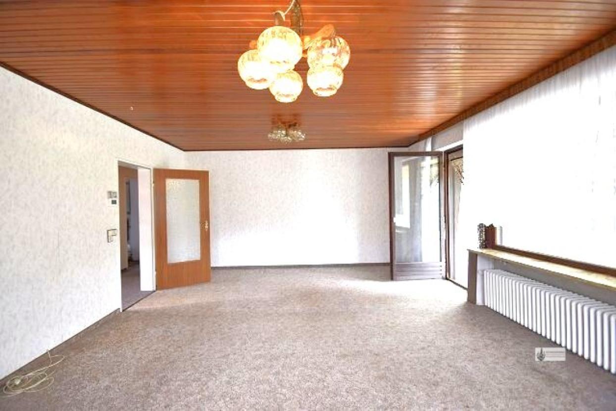 Wohnzimmer mit Holzdecke