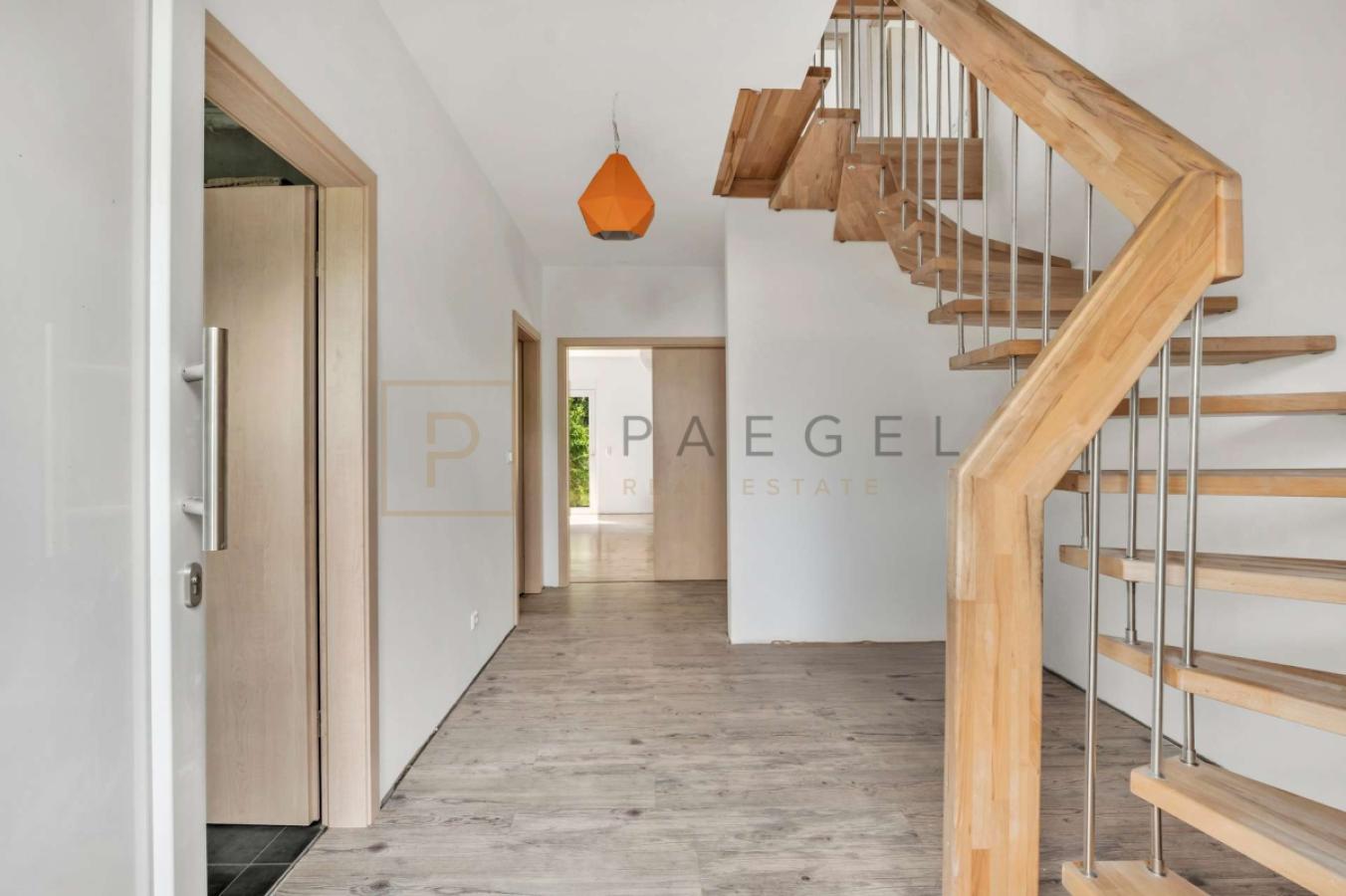 Flur mit Treppe