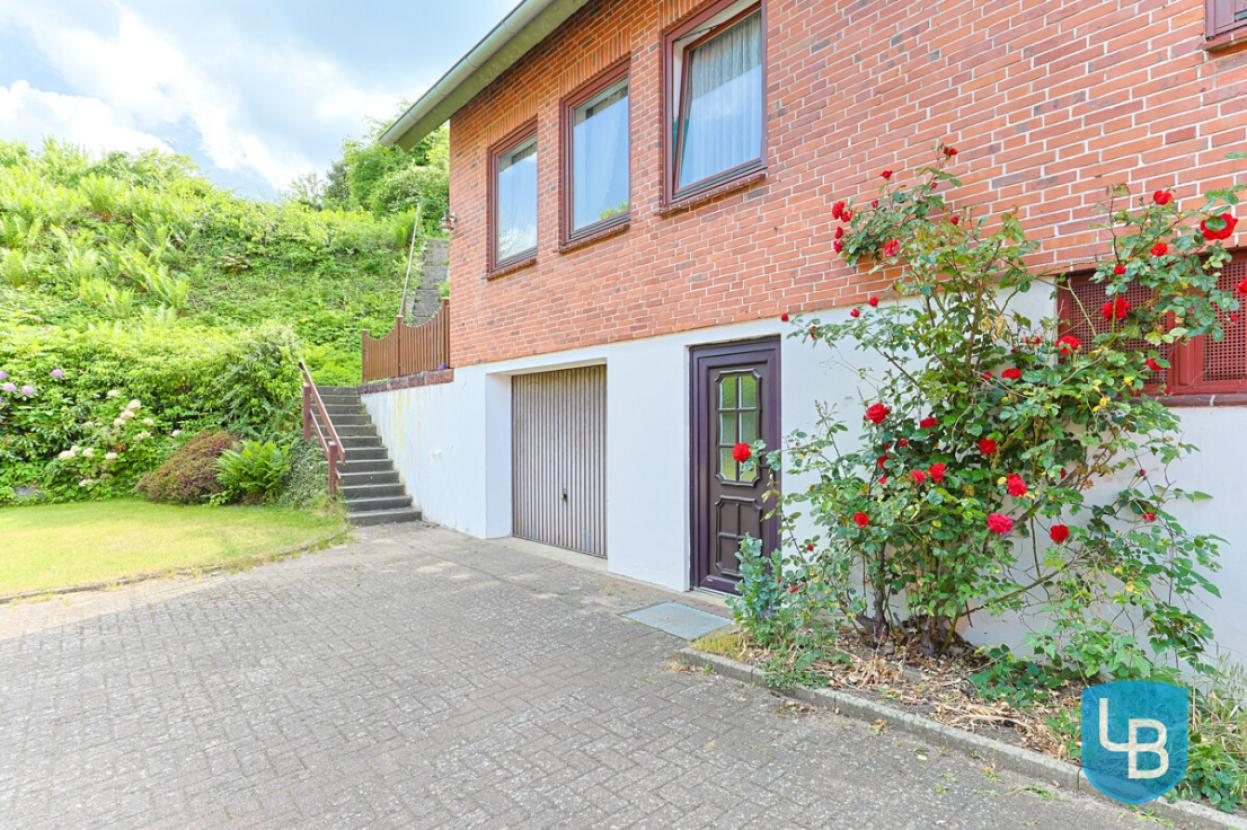 Zugang zur Terrasse, dem Garten, der Garage und dem Kellergeschoss