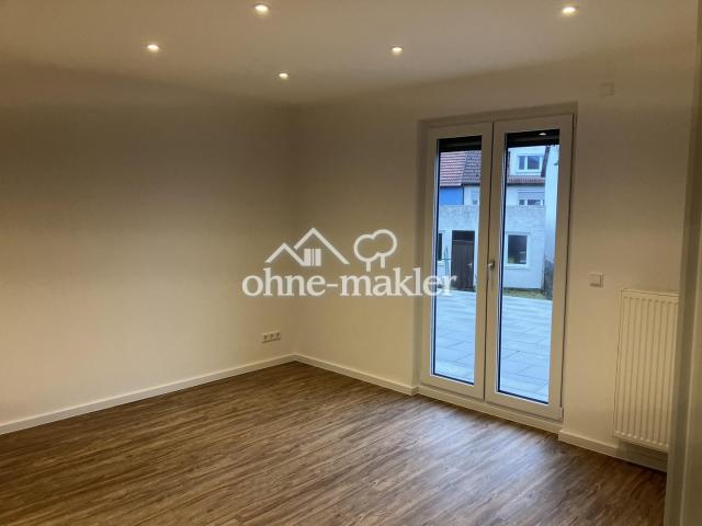 Helles Wohnzimmer mit Terrasse