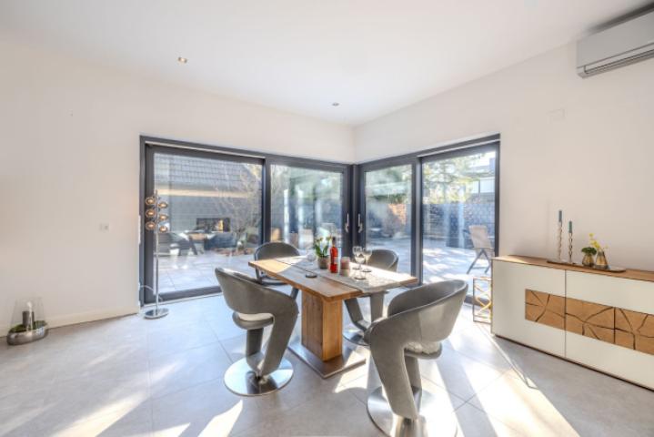 Geselliges Eszimmer mit Terrassenzugang