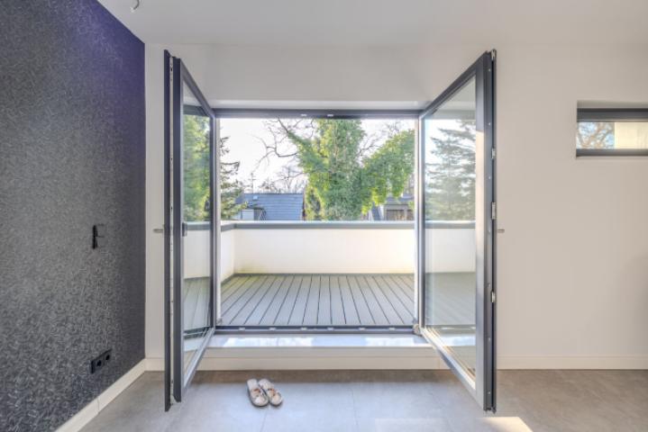 Schlafzimmer im OG mit Zugang zur Dachterrasse