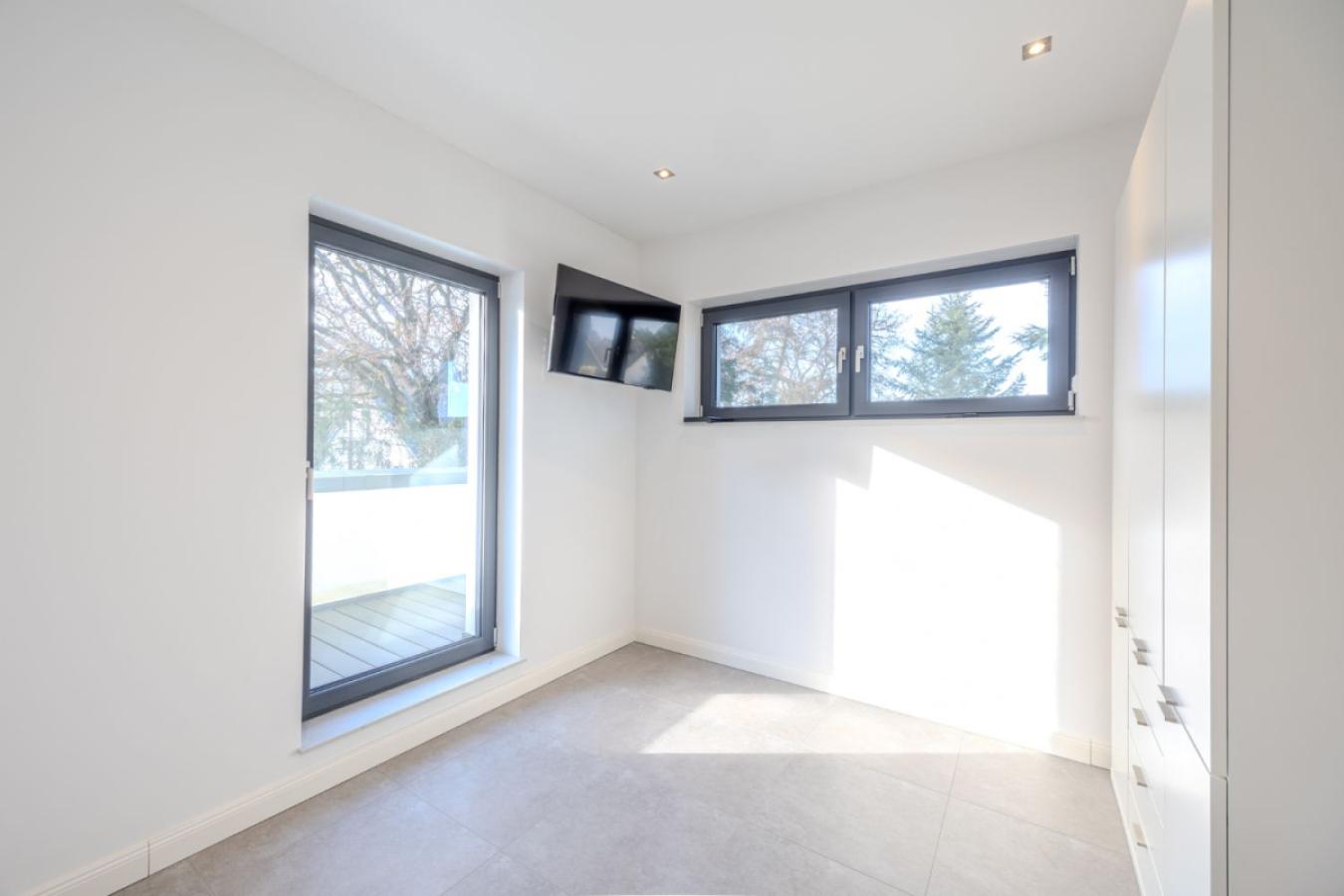 Büro mit Balkon im OG