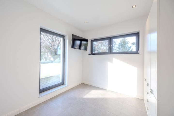 Büro mit Balkon im OG