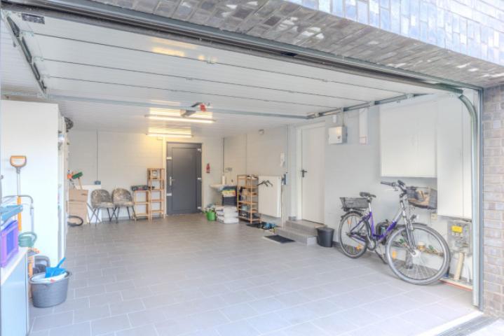 Große Garage mit Zugang zum Haus & Garten