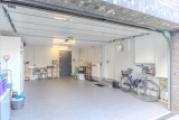 Große Garage mit Zugang zum Haus & Garten
