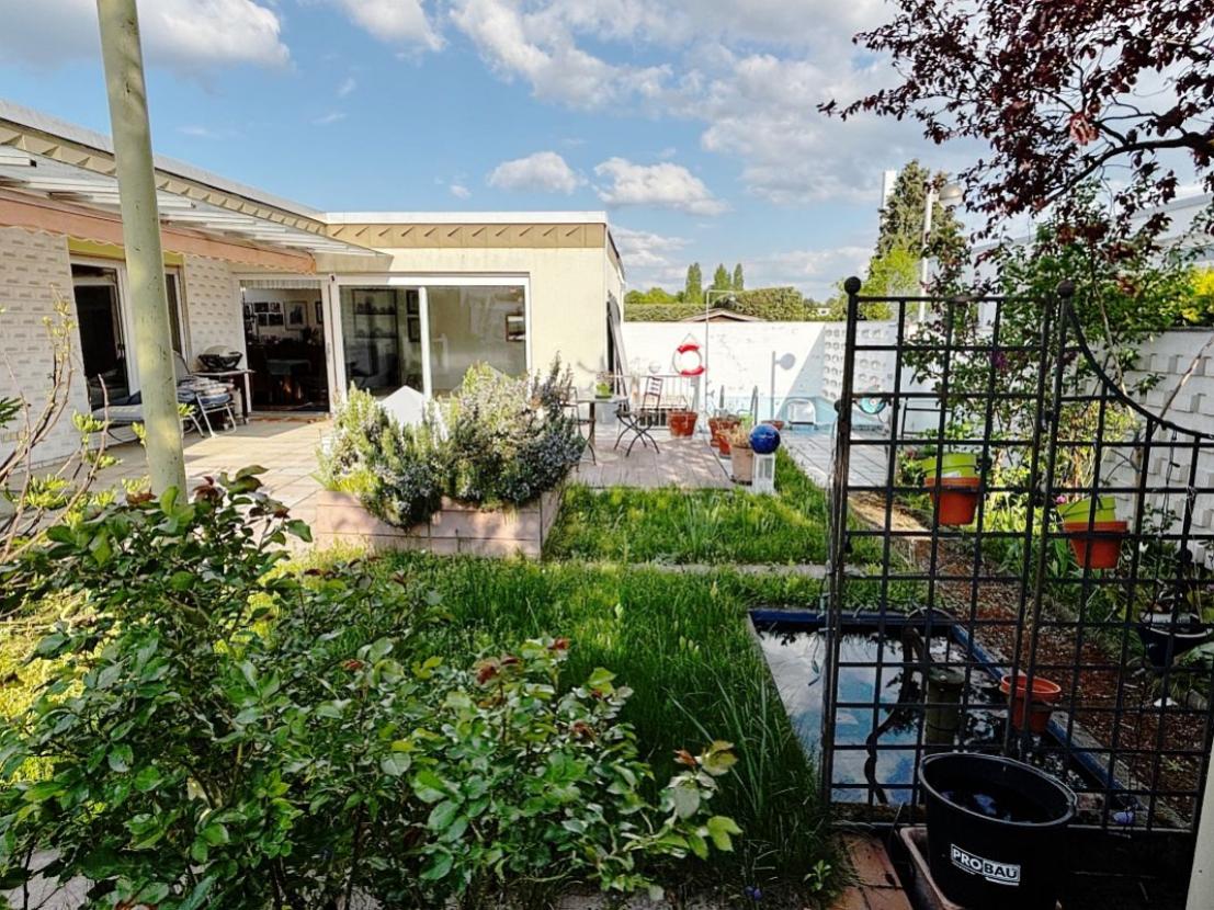 Garten mit idyllischem Biotop