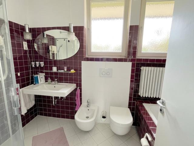 Tageslichtbad mit Dusche und Wanne