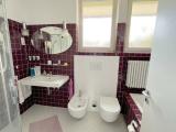 Tageslichtbad mit Dusche und Wanne