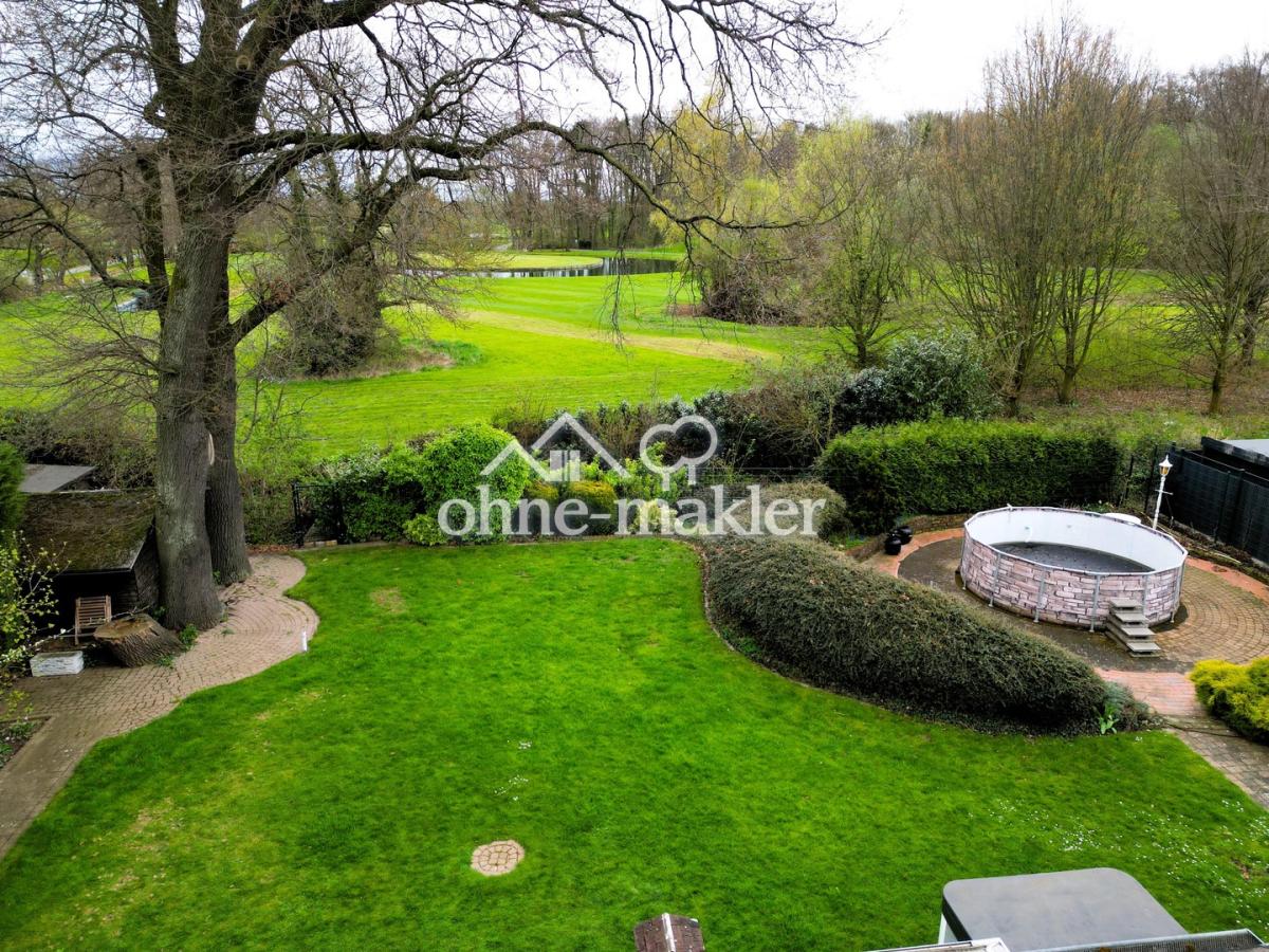 Blick in Garten und Golfplatz