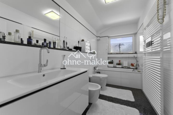 Tageslichtbad mit Badewanne
