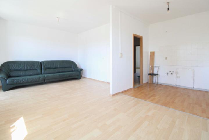 Wohnzimmer mit offener Küche