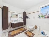 Badezimmer mit großer Dusche