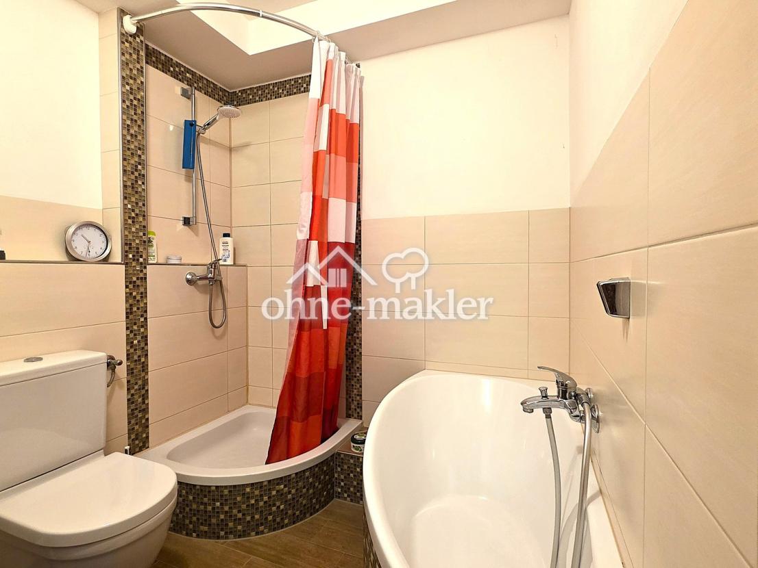 Bad mit Dusche und Wanne