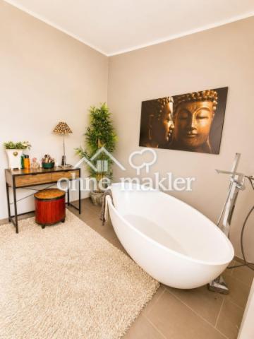 Freistehende Badewanne im Bad