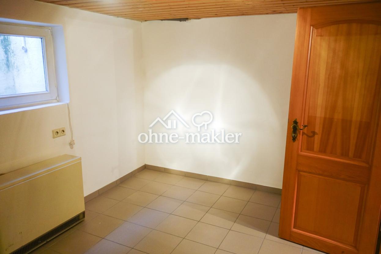 Büro oder Hobbyraum im Keller