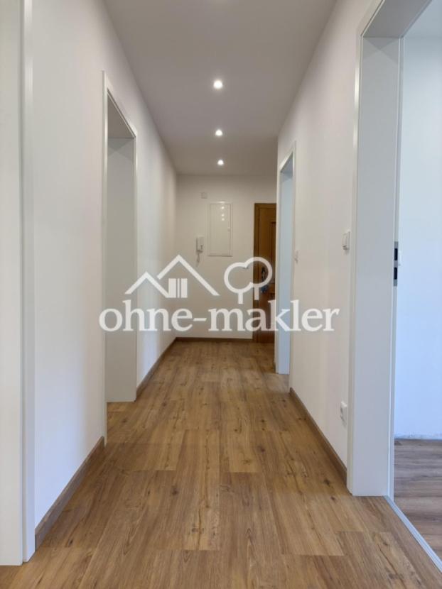 Flur mit Blick zur Wohnungstür